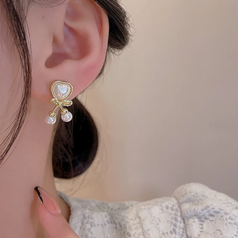 U-Magical Temperament Heart Imitation Pearl Dangle Earings for Women Creative Bow-knot Gold Metal Earings Jewellery Pendientes
U-Magical Temperament Heart Imitation Pearl Dangle Earings for Women Creative Bow-knot Gold Metal Earings Jewellery Pendientes