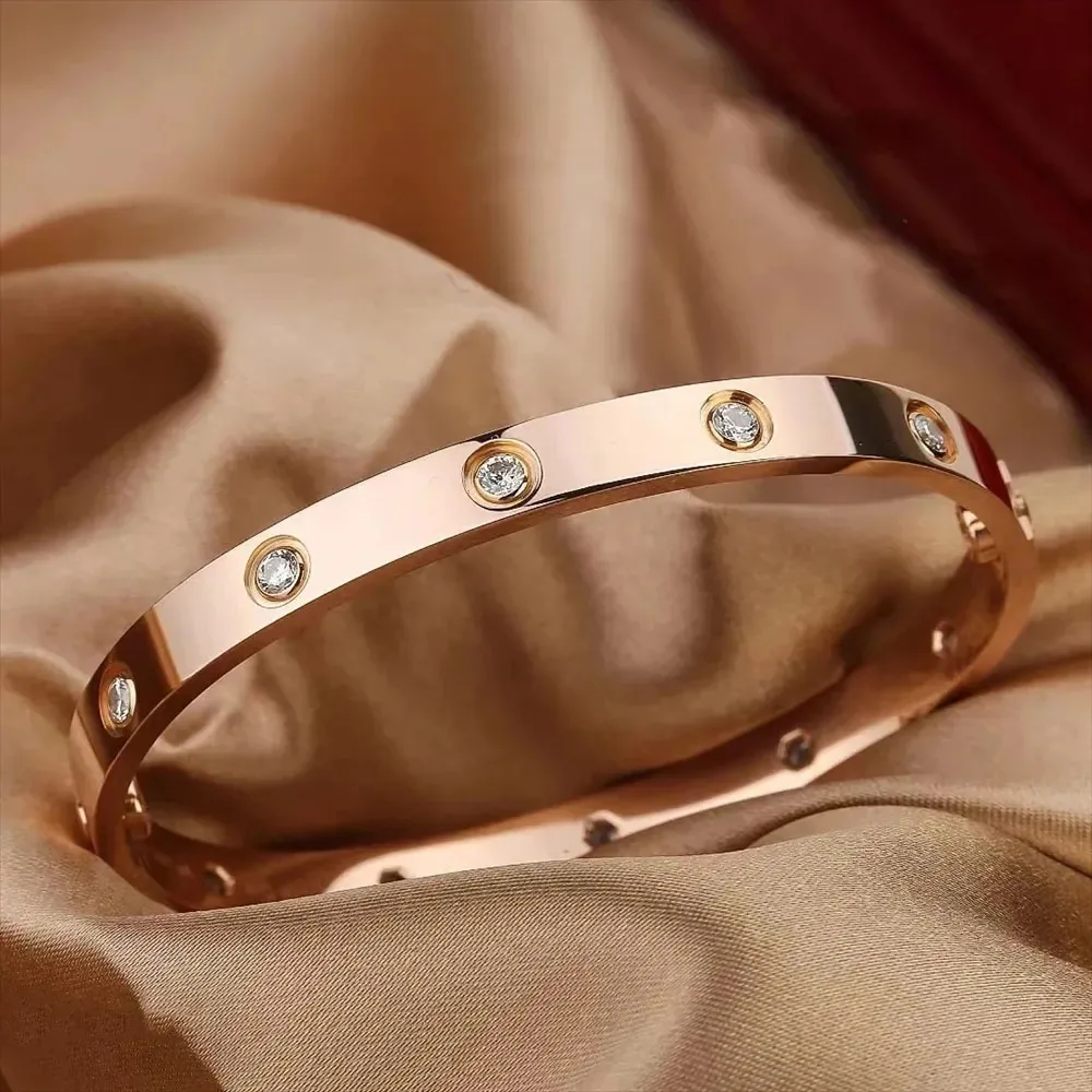 Оригинальный и классический браслет для пары 18K Высококачественный Браслет с гальваническим покрытием без обесцвечивания 
Оригинальный и классический браслет для пары 18K Высококачественный Браслет с гальваническим покрытием без обесцвечивания