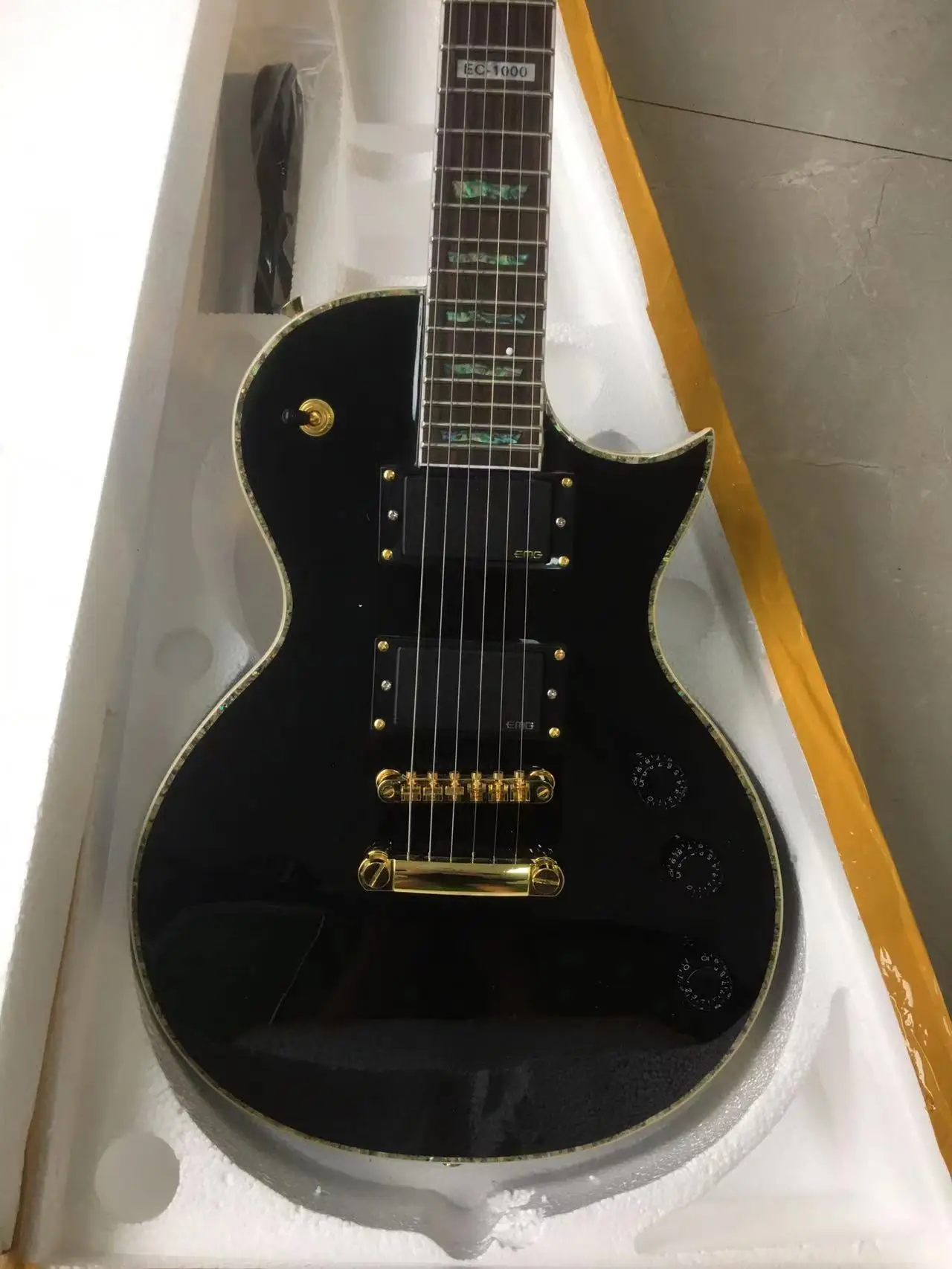 Factory Who.ale Top quality Rosewood fingerboard Golden hardware G LP Custom red Electric Guitar 1411105
Factory Who.ale Top quality Rosewood fingerboard Golden hardware G LP Custom red Electric Guitar 1411105