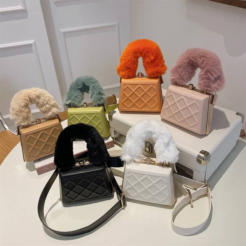 Women Handbag 2022 New Fashion Plush Handle Plaid Box Shoulder Bag Wide Shoulder Belt Clutch Bag 
Women Handbag 2022 New Fashion Plush Handle Plaid Box Shoulder Bag Wide Shoulder Belt Clutch Bag