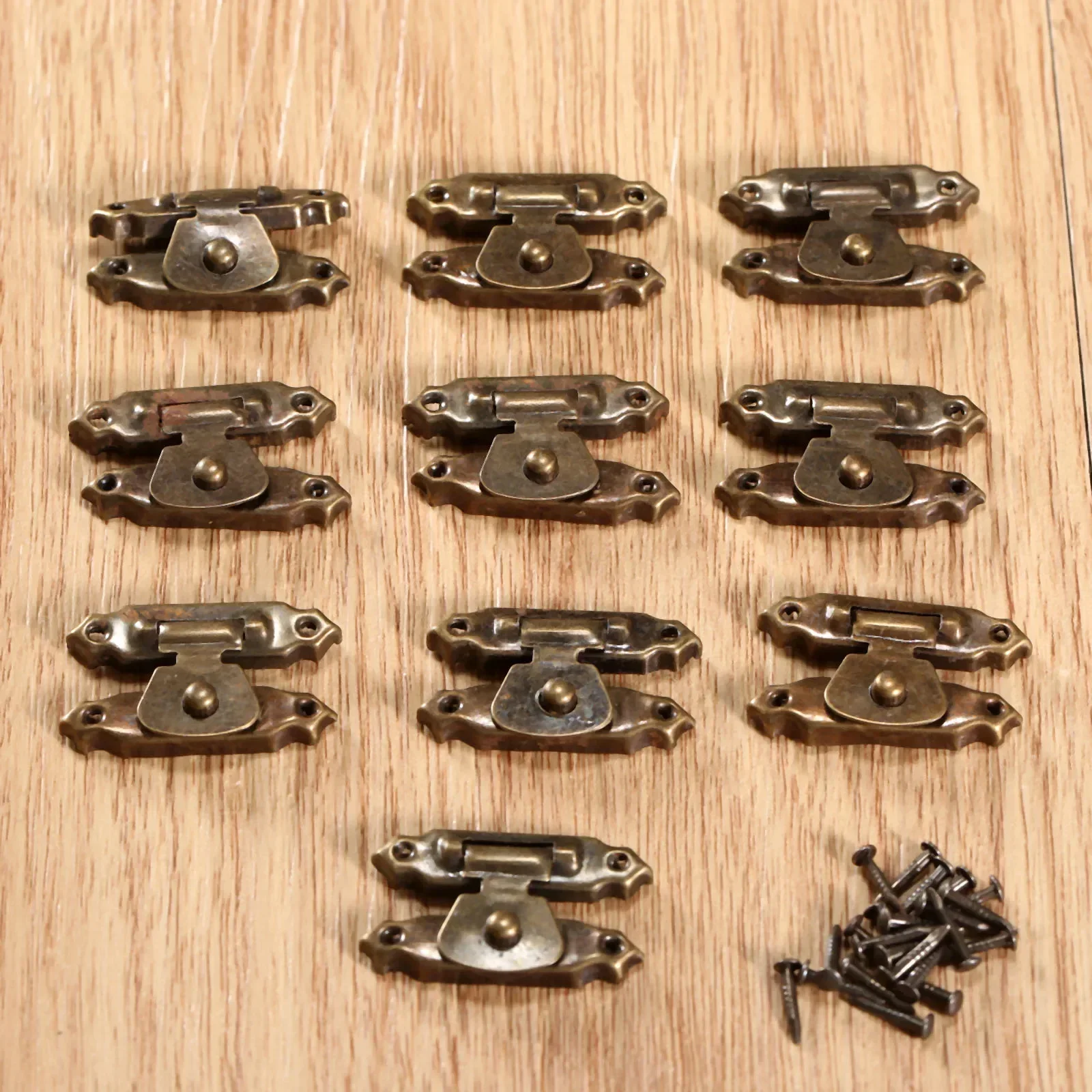 10 шт. античный бронзовый/Золотой Железный Подарочный замок для ювелирных изделий замок с защелкой деревянная Пряжка для винных коробок мебельная фурнитура 26*15 мм 
10 шт. античный бронзовый/Золотой Железный Подарочный замок для ювелирных изделий замок с защелкой деревянная Пряжка для винных коробок мебельная фурнитура 26*15 мм