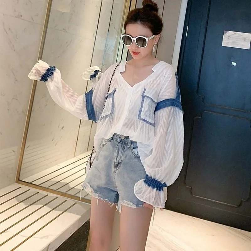 Women Japanese Loose Sweet V-Neck Lace Denim Patchwork Tops 2021 New Spring Ladies Harajuku Long Flare Sleeve Chiffon T-shirts
Women Japanese Loose Sweet V-Neck Lace Denim Patchwork Tops 2021 New Spring Ladies Harajuku Long Flare Sleeve Chiffon T-shirts