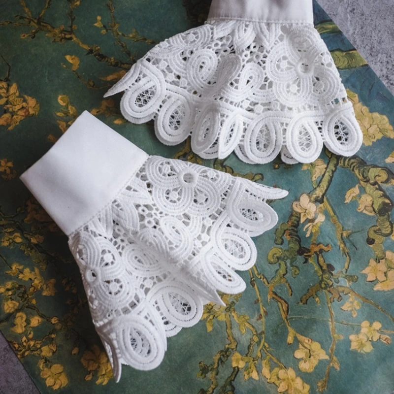 1Pair Vintage Detachable Flare Sleeve Hollow Out Embroidery Floral Lace Fake Cuffs Sweater Decorative
1Pair Vintage Detachable Flare Sleeve Hollow Out Embroidery Floral Lace Fake Cuffs Sweater Decorative