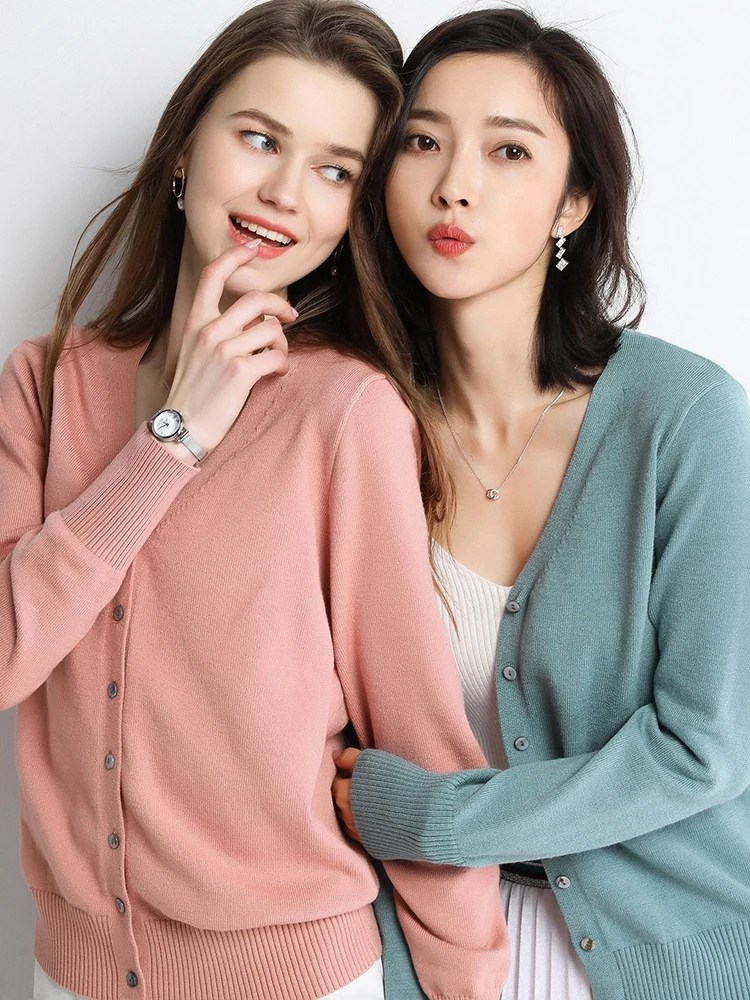 Special spring and autumn cardigan women's short style with v-neck thin loose knit long sleeved sweater Korean sweater coat
Special spring and autumn cardigan women's short style with v-neck thin loose knit long sleeved sweater Korean sweater coat