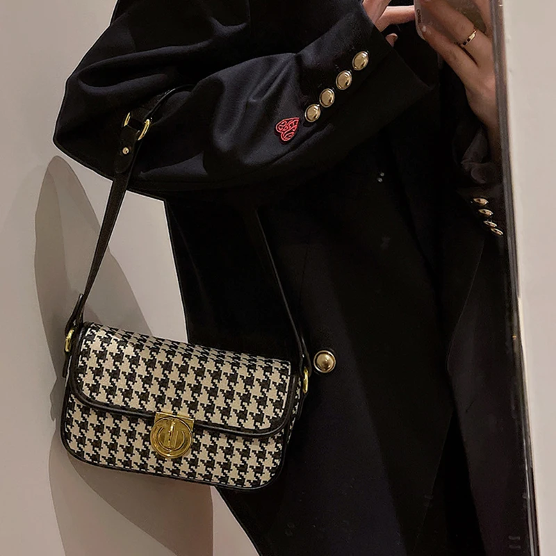 2023 Felt Plaid Armpit Bag Vintage Casual Elegant Fashion Women Handbag Daily Design Houndstooth Small Messenger Shoulder Bag 
2023 Felt Plaid Armpit Bag Vintage Casual Elegant Fashion Women Handbag Daily Design Houndstooth Small Messenger Shoulder Bag