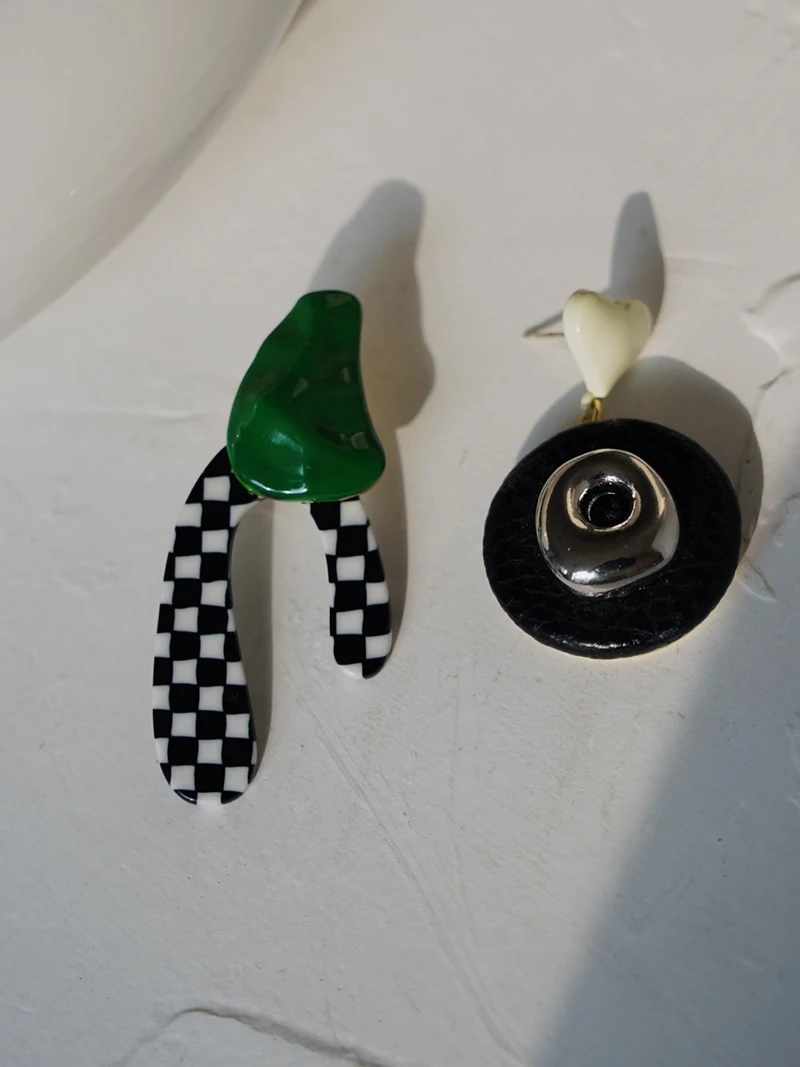 Ассиметричные серьги черные шпильки с высоким чувствительным нишевым зажимом для ушей
Ассиметричные серьги черные шпильки с высоким чувствительным нишевым зажимом для ушей