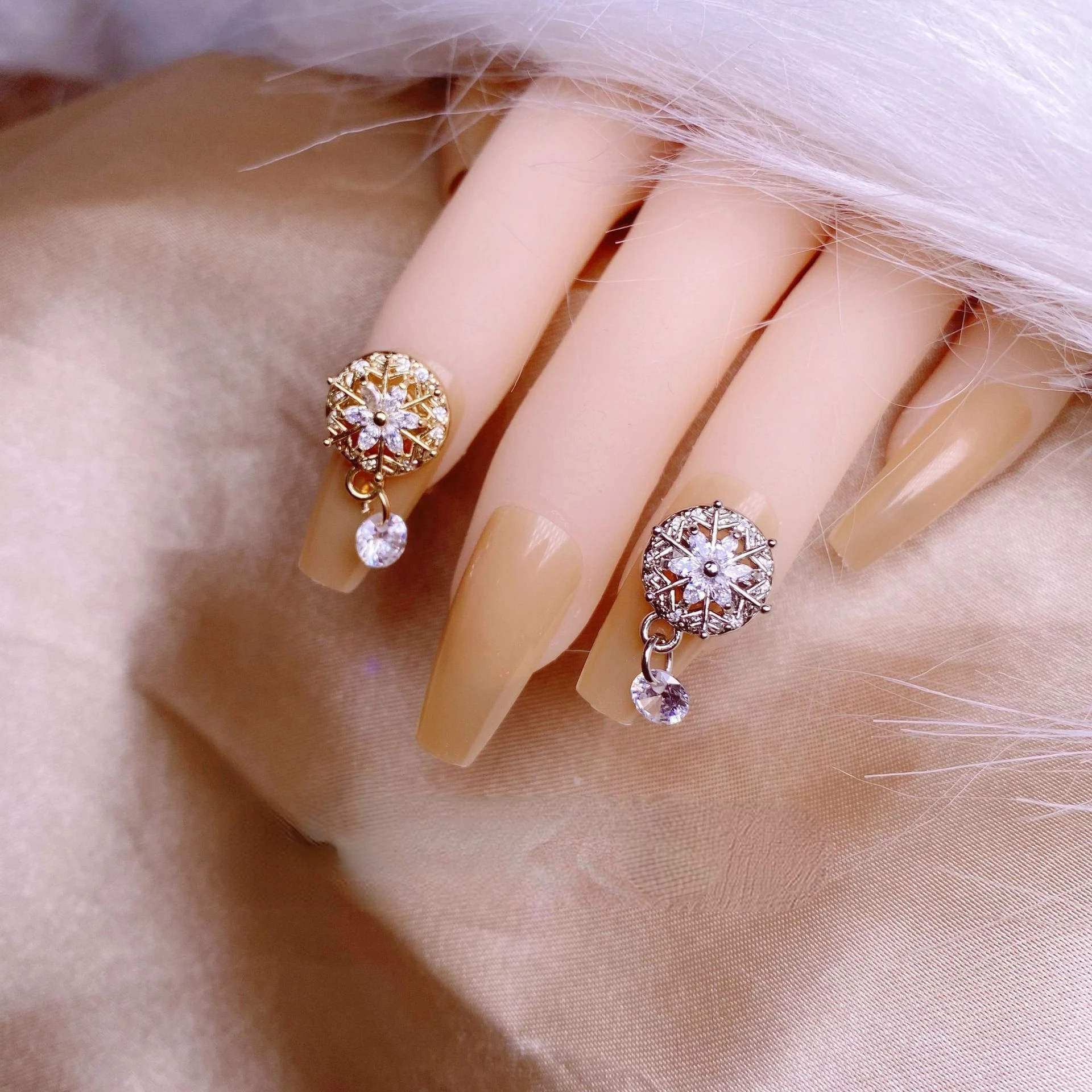 Nail Jewelry Rotating Snowflake Transfer Beads High-speed Real Gold Long-lasting Zircon Diamond Jewelry
Nail Jewelry Rotating Snowflake Transfer Beads High-speed Real Gold Long-lasting Zircon Diamond Jewelry