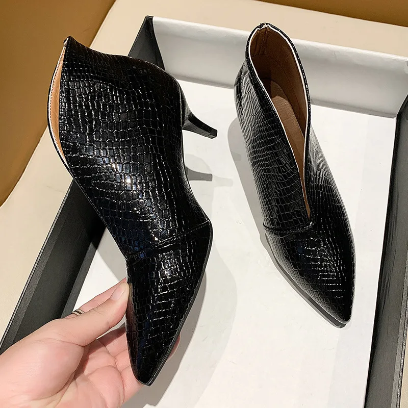 Toes V-mouth Patent Leather Short Boots Fashion Autumn Winter Pointed Women Thin High Heels Snake Skin Chunky Heels Boots
Toes V-mouth Patent Leather Short Boots Fashion Autumn Winter Pointed Women Thin High Heels Snake Skin Chunky Heels Boots