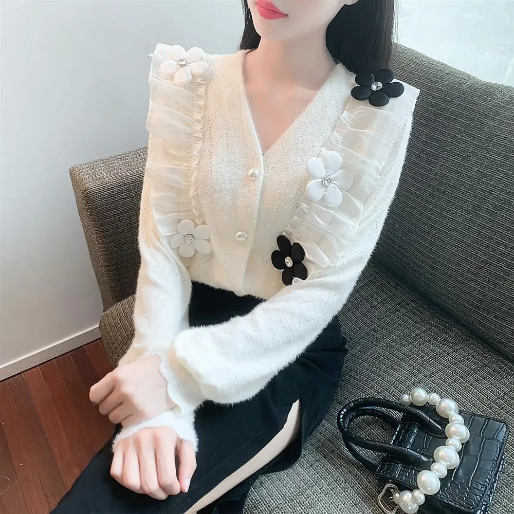 Women 2022 Early Spring Chic New V-neck Lace Shirts Female Long Sleeve Loose Blouses Ladies Single Breasted Flower Shirts O213
Women 2022 Early Spring Chic New V-neck Lace Shirts Female Long Sleeve Loose Blouses Ladies Single Breasted Flower Shirts O213