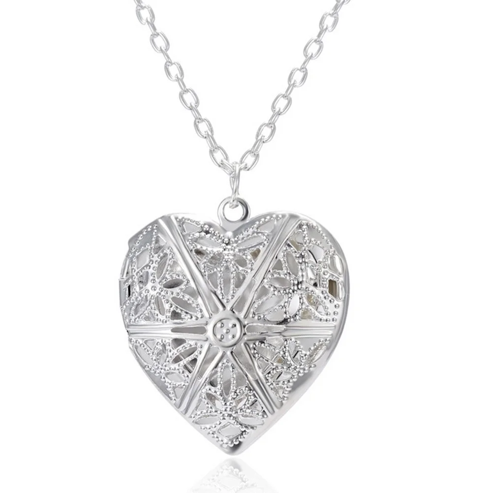 Photo Frame Necklace Carve Alloy Pendant Creative Heart Shape Necklace Women's Lockets Ornaments without Photo Frame
Photo Frame Necklace Carve Alloy Pendant Creative Heart Shape Necklace Women's Lockets Ornaments without Photo Frame