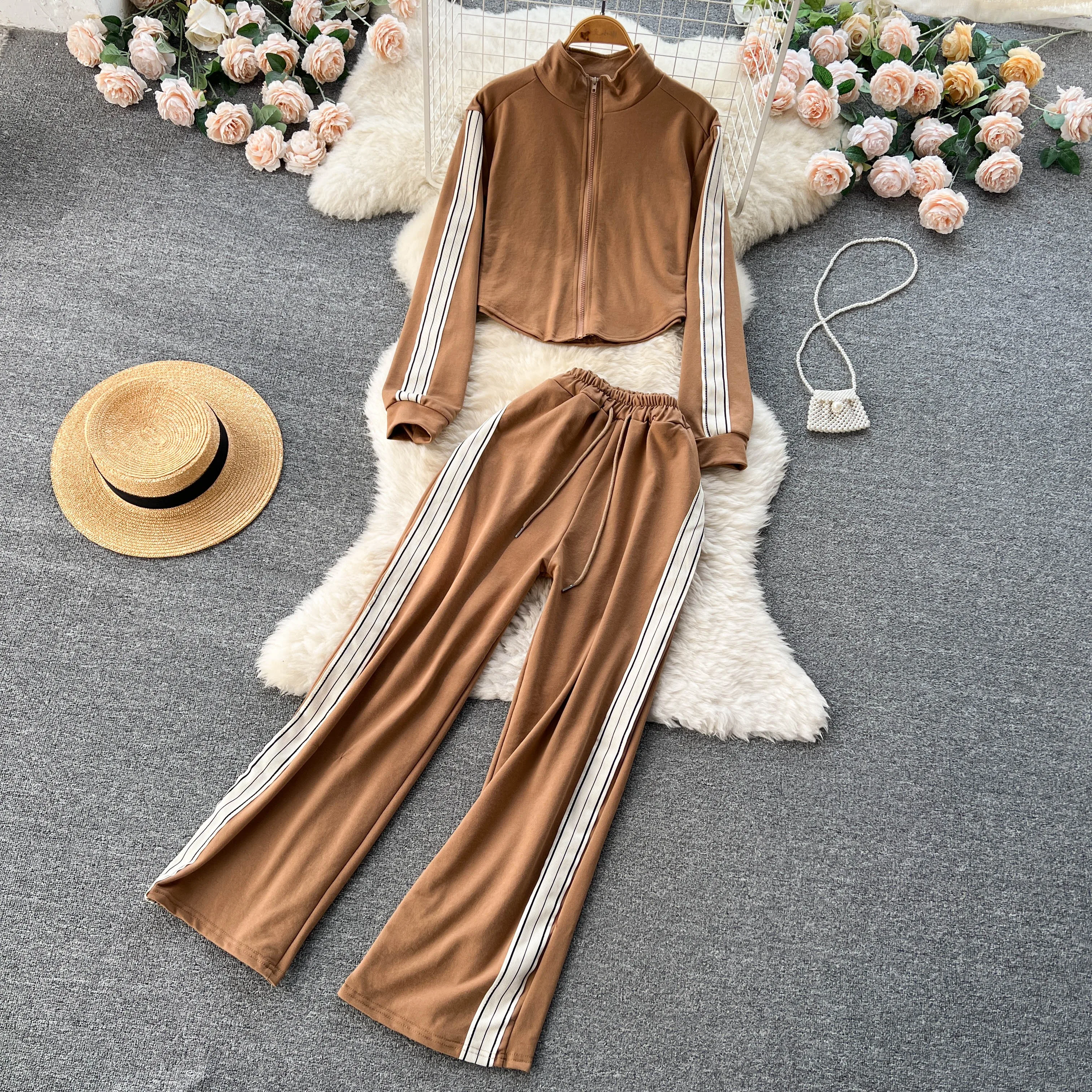 VANOVICH Autumn New Patchwork Fashion Women's Short Stand Collar Zipper Long-sleeved Coat Wide-legged Long Pants Two-piece Set
VANOVICH Autumn New Patchwork Fashion Women's Short Stand Collar Zipper Long-sleeved Coat Wide-legged Long Pants Two-piece Set