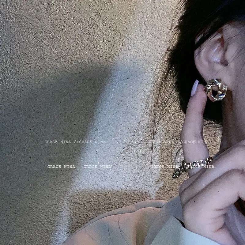 2022 New Fashion Metal Golden Spiral Twisted Flower Earrings for Woman So Cool Gold Twisted Line Stud Earrings Jewelry Wholesale 
2022 New Fashion Metal Golden Spiral Twisted Flower Earrings for Woman So Cool Gold Twisted Line Stud Earrings Jewelry Wholesale