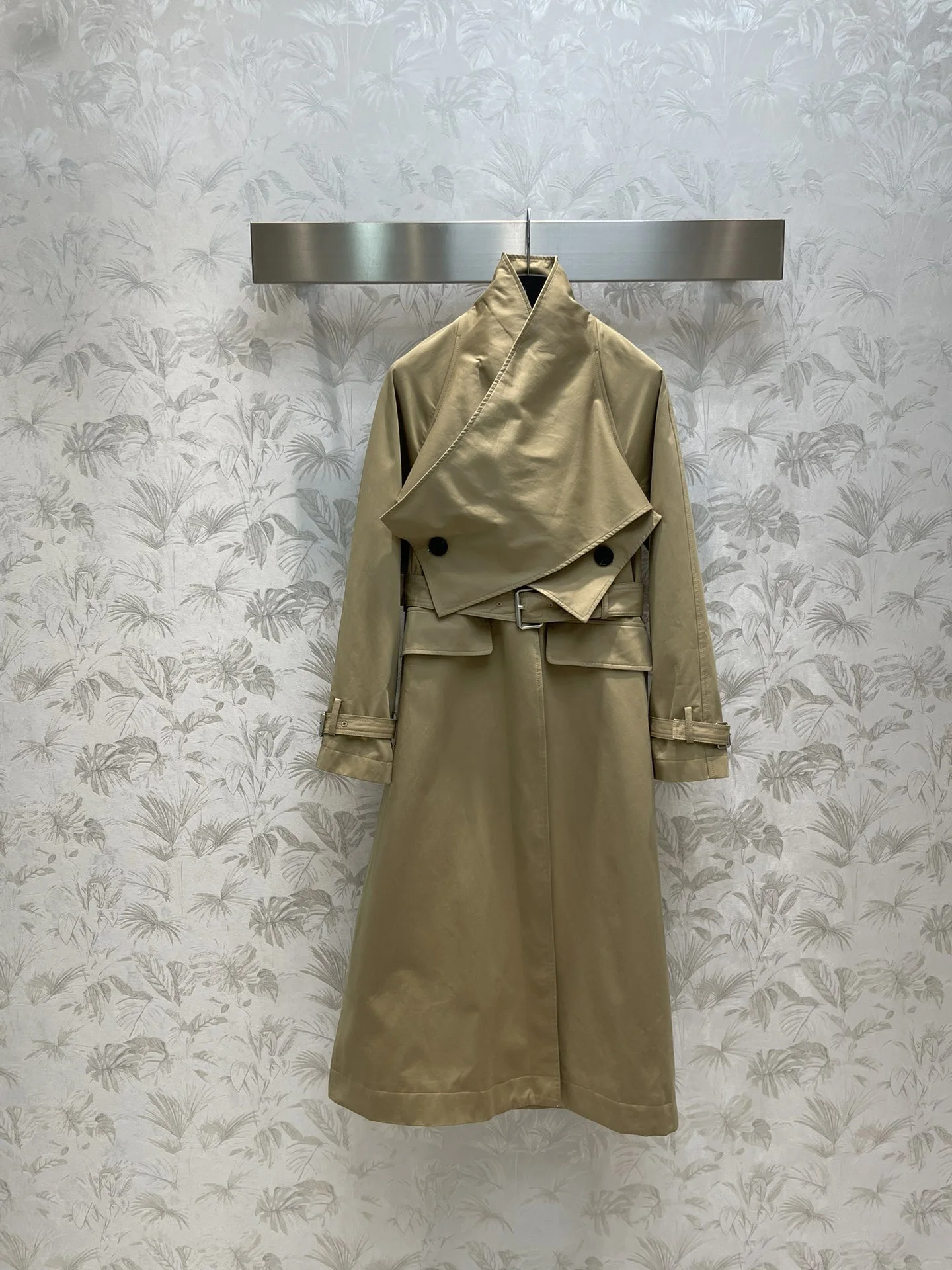 

2023Early autumn new collar button long trench coat with the same color belt with metal buckle everything not pick people