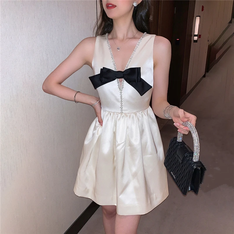 Big Name Summer New Satin Bow Contrast Color White V Neck Sling Dress Women Fashion High Street DiamondTrim SleevelessTank Dress 
Big Name Summer New Satin Bow Contrast Color White V Neck Sling Dress Women Fashion High Street DiamondTrim SleevelessTank Dress