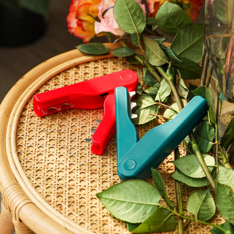 DIY Cut Tool Florist Metal Garden Flower Rose Thorn Stem Leaf Stripper Safety Rose Plier Magnolia Removing Burrs Garden Tool
DIY Cut Tool Florist Metal Garden Flower Rose Thorn Stem Leaf Stripper Safety Rose Plier Magnolia Removing Burrs Garden Tool