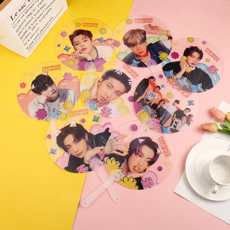 Kpop Idol Bangtan Boys, разрешение танцевать фанатов, коллекция подарков, прозрачные пластиковые ручные Фанаты
Kpop Idol Bangtan Boys, разрешение танцевать фанатов, коллекция подарков, прозрачные пластиковые ручные Фанаты