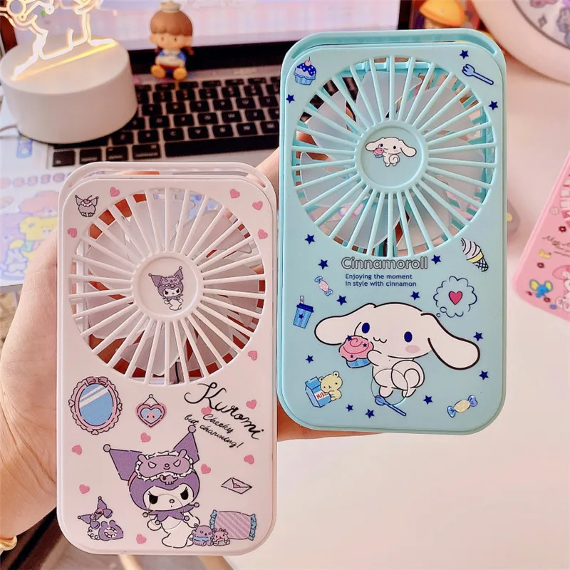 Kawaii Sanriod аниме охватывающий мультфильм милый Cinnamoroll Kuromi Портативный Ручной Usb маленький вентилятор Настольный маленький электрический вент...
Kawaii Sanriod аниме охватывающий мультфильм милый Cinnamoroll Kuromi Портативный Ручной Usb маленький вентилятор Настольный маленький электрический вент...
