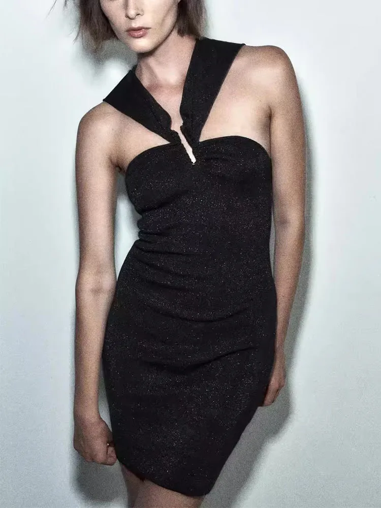 Платье-Мини Летнее однотонное с капюшоном и открытой спиной
Платье-Мини Летнее однотонное с капюшоном и открытой спиной