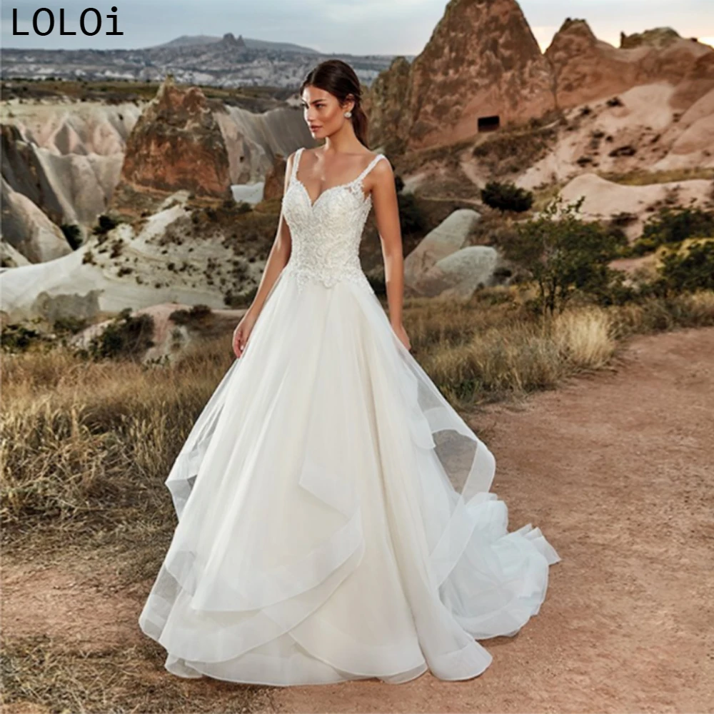 Elegant A-Line Tail Skirt Wavy Tulle Skirt Sweetheart Neck Appliquéd Lace Trim Sleeveless Wedding Dress
Elegant A-Line Tail Skirt Wavy Tulle Skirt Sweetheart Neck Appliquéd Lace Trim Sleeveless Wedding Dress