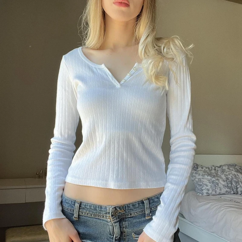 Женская футболка с длинным рукавом, V-образным вырезом и пуговицами
Женская футболка с длинным рукавом, V-образным вырезом и пуговицами