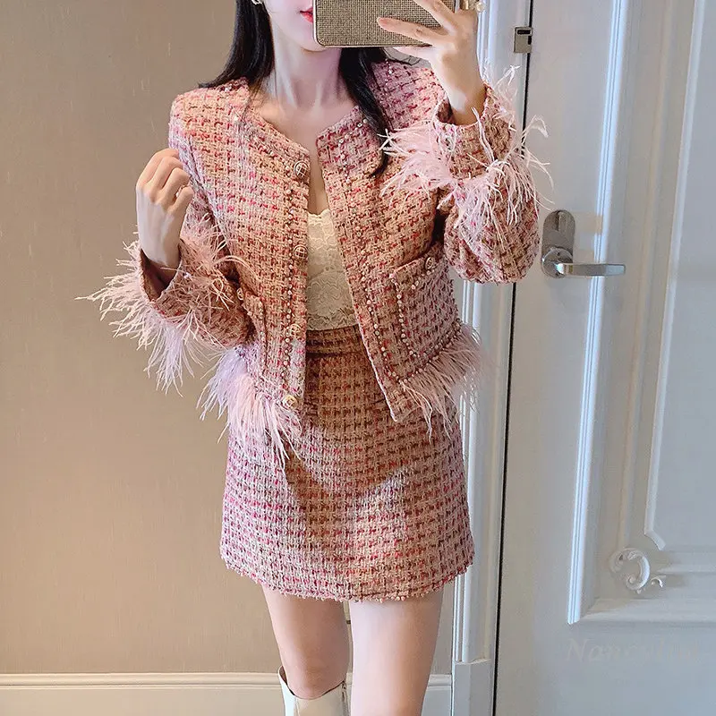 Chic Tweed Woolen Skirts Suits Women Feather Cuff and Hem Long Sleeve Round Neck Jacket Coat Mini Skirt High-Grade 2 Piece Set
Chic Tweed Woolen Skirts Suits Women Feather Cuff and Hem Long Sleeve Round Neck Jacket Coat Mini Skirt High-Grade 2 Piece Set