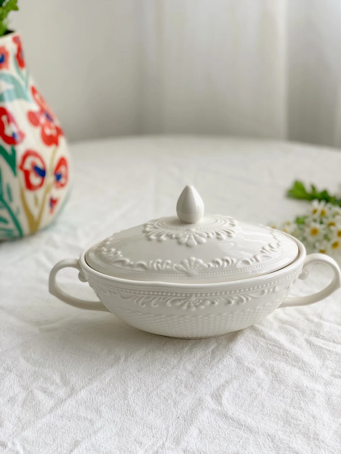 Milky White Embossed Double-Ear Bowl with Lid Ceramic Bowl with Lid Double-Ear Bowl
Milky White Embossed Double-Ear Bowl with Lid Ceramic Bowl with Lid Double-Ear Bowl