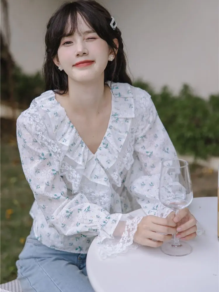 2022 New V-neck Floral Short Shirt Women's Early Autumn Long Sleeve French Sweet and Gentle Lace Ruffles Free Shipping
2022 New V-neck Floral Short Shirt Women's Early Autumn Long Sleeve French Sweet and Gentle Lace Ruffles Free Shipping