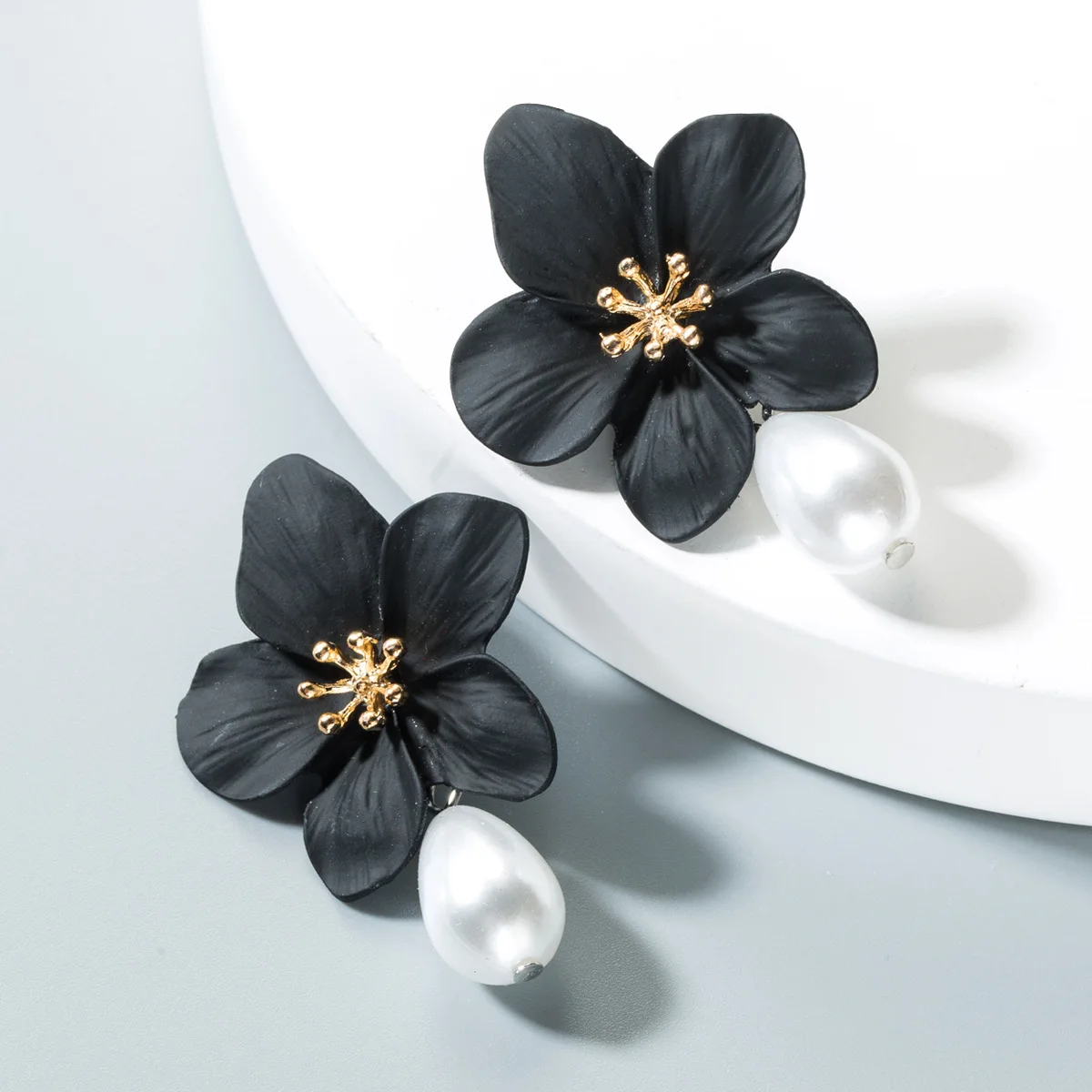 The European And American Creative New Joker Earrings Female Fashion Pearl Earring Eardrop Multicolor Flower Alloy
The European And American Creative New Joker Earrings Female Fashion Pearl Earring Eardrop Multicolor Flower Alloy