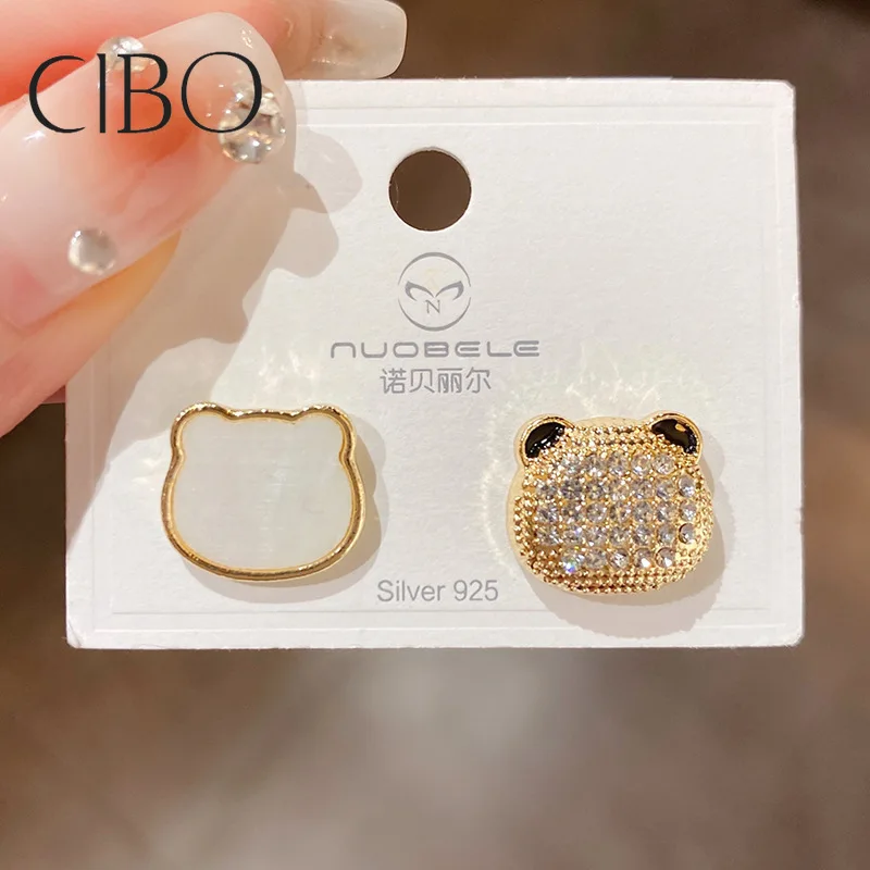 Silver Needle Shell Diamond Inlaid Panda Earrings Small Fresh Sweet Girl Heart Cute Earrings Small Versatile Cartoon Earrings
Silver Needle Shell Diamond Inlaid Panda Earrings Small Fresh Sweet Girl Heart Cute Earrings Small Versatile Cartoon Earrings