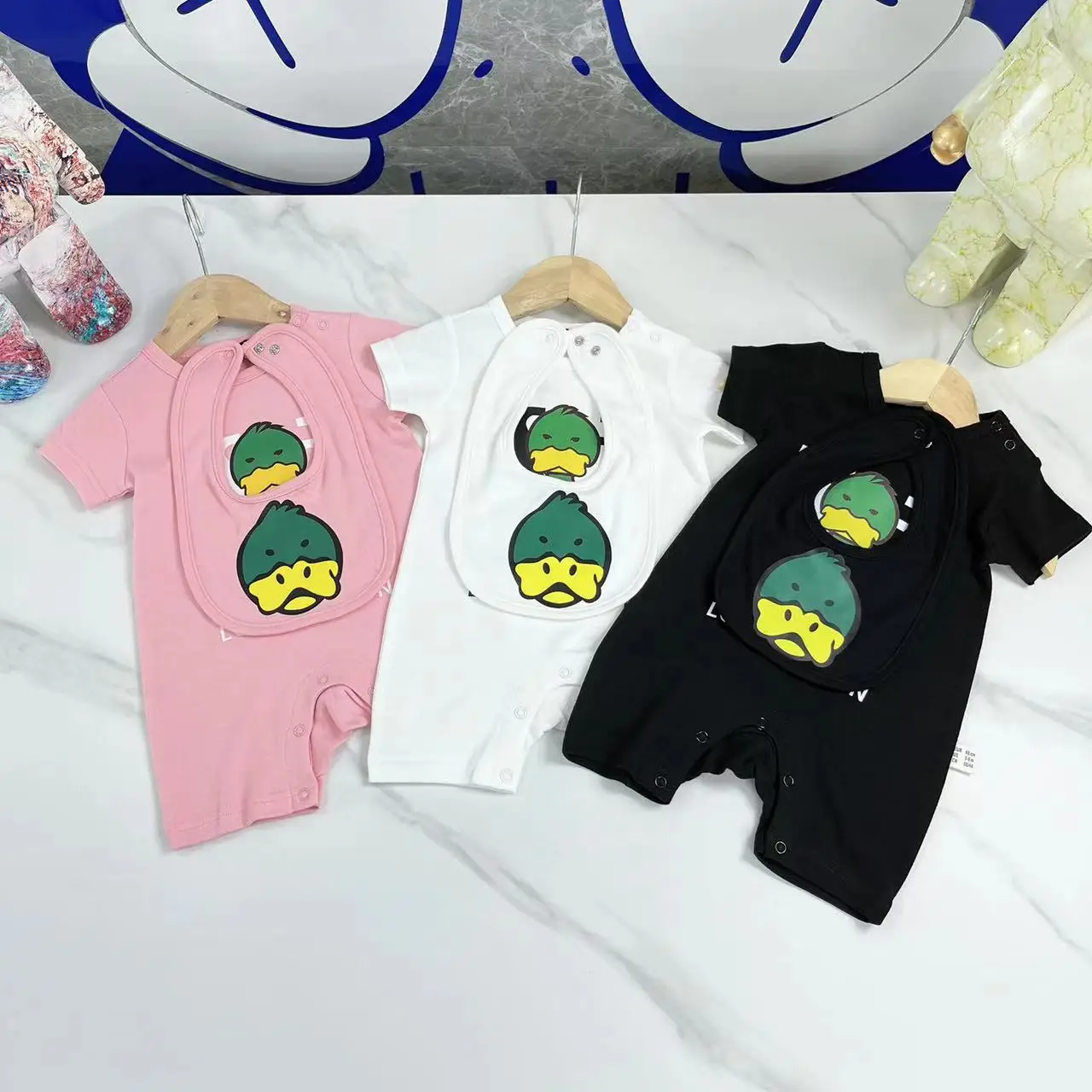 2022 High-end custom newborn baby summer thin fashion duck print newborn onesie crawl suit + bib
2022 High-end custom newborn baby summer thin fashion duck print newborn onesie crawl suit + bib