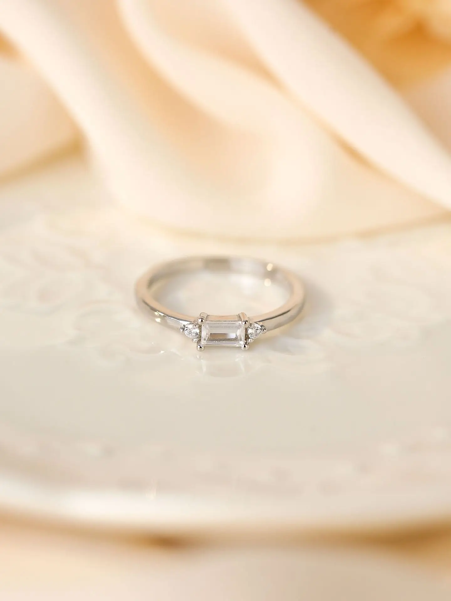 Japanese and Korean sterling silver S925 white gold white zircon rectangular jewelry high quality light luxury women's ring
Japanese and Korean sterling silver S925 white gold white zircon rectangular jewelry high quality light luxury women's ring