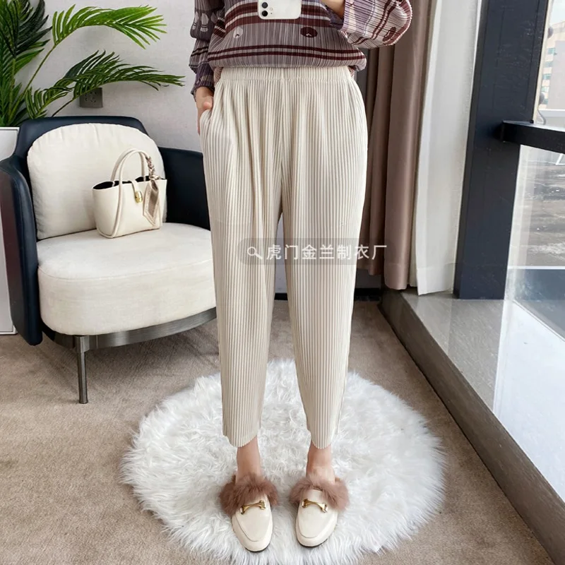 Miyake pleated high waist nine-point pencil pants women's loose radish pants workwear straight pants casual women's pants 
Miyake pleated high waist nine-point pencil pants women's loose radish pants workwear straight pants casual women's pants