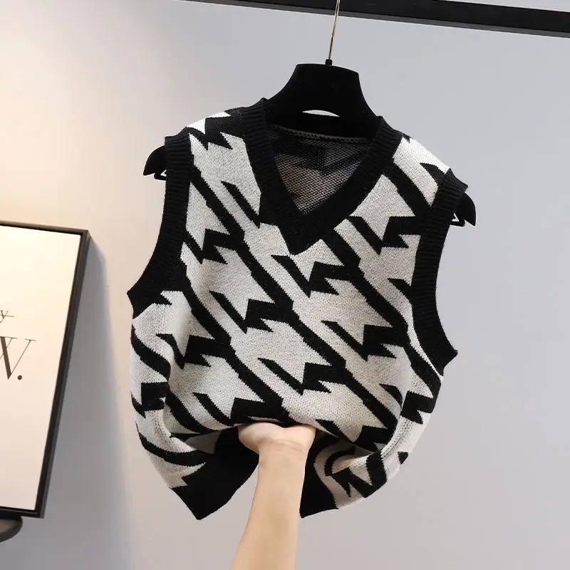 Korean version of 2022 new autumn and winter ladies knit vest vest sweater outside wear horses women's sweater vest spring
Korean version of 2022 new autumn and winter ladies knit vest vest sweater outside wear horses women's sweater vest spring