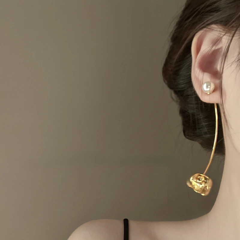 French Vintage Metal Line Women's Earrings Classic Design Three-dimensional Flower Light Luxury Korean Pearl Earrings
French Vintage Metal Line Women's Earrings Classic Design Three-dimensional Flower Light Luxury Korean Pearl Earrings