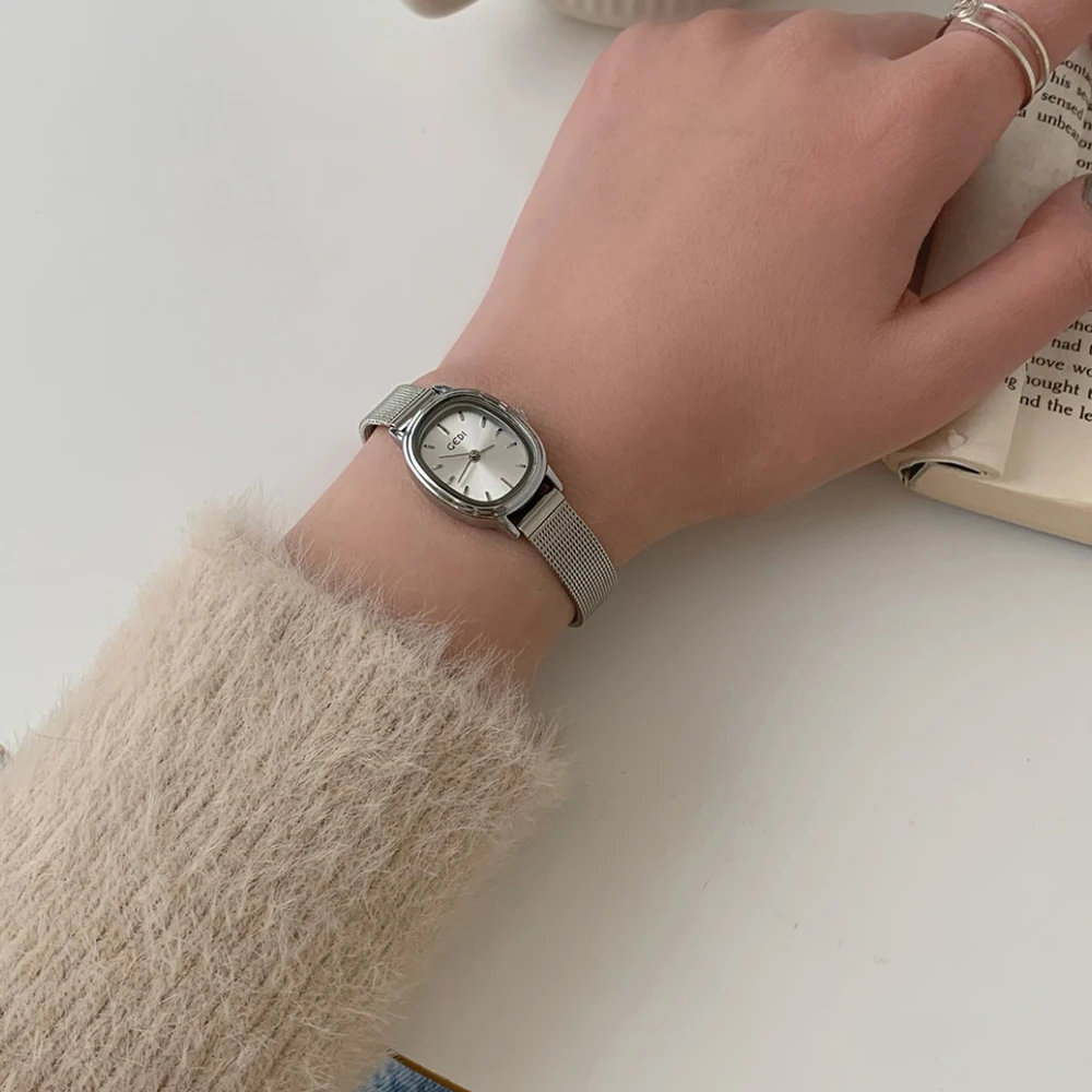 New Women Quartz Watch Luxury Oval Shaped Fashion Mini Case Small Numeral Female Full Metal Band Watches Niche Wristwatch Gifts
New Women Quartz Watch Luxury Oval Shaped Fashion Mini Case Small Numeral Female Full Metal Band Watches Niche Wristwatch Gifts