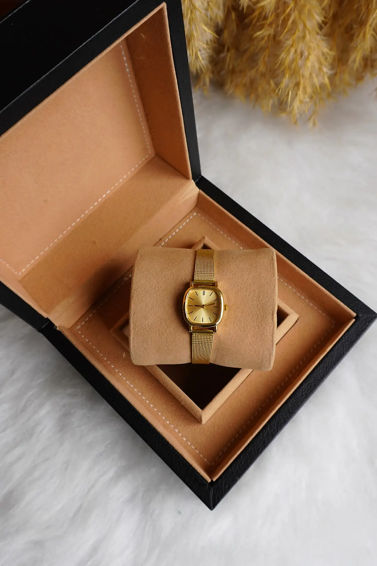 Women Minimal Gold Wire Mesh Steel Cord Wrist watch Oval Dial Steel Cord Quartz Bestseller 2021 Core Vibe With Strap For gift
Women Minimal Gold Wire Mesh Steel Cord Wrist watch Oval Dial Steel Cord Quartz Bestseller 2021 Core Vibe With Strap For gift