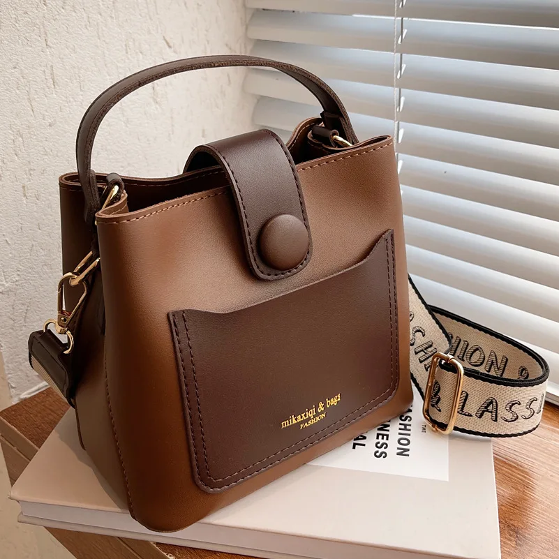 This year's popular bag 2023 new fashion spring fashion portable one-shoulder women's bag cross-body versatile bucket bag 
This year's popular bag 2023 new fashion spring fashion portable one-shoulder women's bag cross-body versatile bucket bag