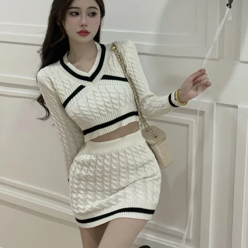 2022 Korean Women' Elegant Hit Color Knitted 2 Piece Sets Fashion V-Neck Long Sleeve Crop Top + Bodycon Mini Skirt Sweater Suits
2022 Korean Women' Elegant Hit Color Knitted 2 Piece Sets Fashion V-Neck Long Sleeve Crop Top + Bodycon Mini Skirt Sweater Suits