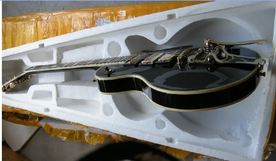 Factory direct custom shop new black Electric Guitar 3 pickups with Bigsby tremolo Free Shipping 7yue31
Factory direct custom shop new black Electric Guitar 3 pickups with Bigsby tremolo Free Shipping 7yue31