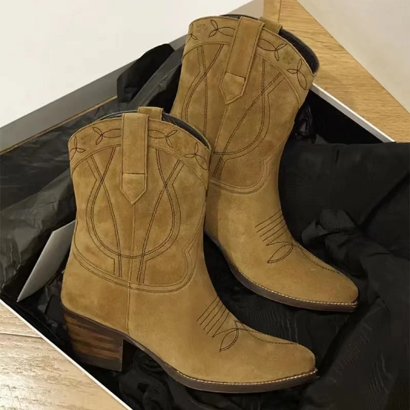 Модные тисненые женские сапоги из микрофибры с острым носком ковбойские сапоги в западном стиле женские сапоги до колена ботильоны на массивной танкетке
Модные тисненые женские сапоги из микрофибры с острым носком ковбойские сапоги в западном стиле женские сапоги до колена ботильоны на массивной танкетке