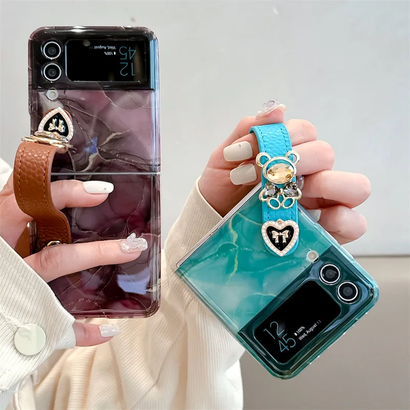 Fashion Marble Bear Strap Phone Stand Case for Samsung Galaxy Z Flip 3 Z Flip 4 Hard PC Back Cover for ZFlip3 ZFlip4 Case Shell
Fashion Marble Bear Strap Phone Stand Case for Samsung Galaxy Z Flip 3 Z Flip 4 Hard PC Back Cover for ZFlip3 ZFlip4 Case Shell