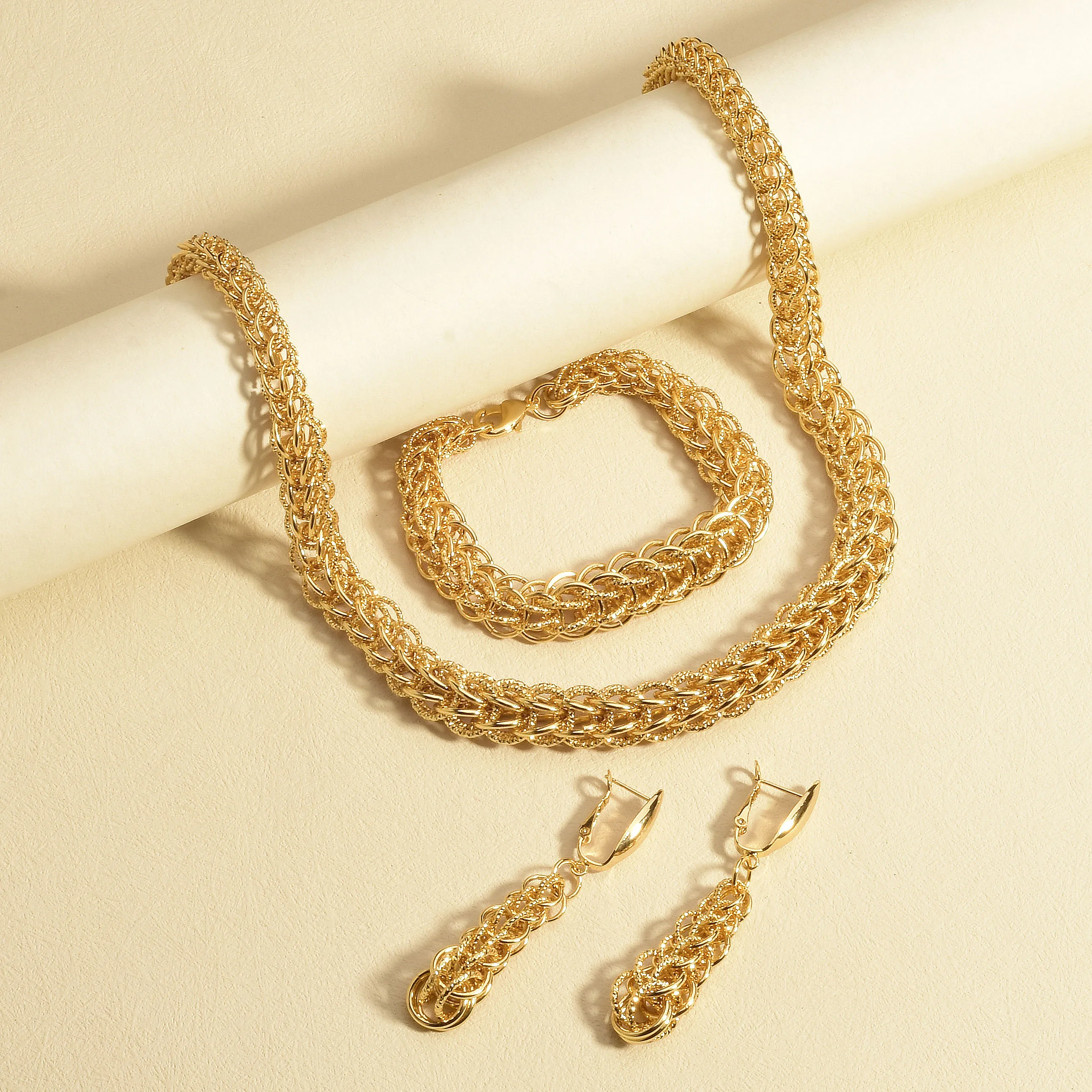 DM Design New Design Gold Personality Chain Jewelry Set Unique Coil Necklace Bracelet Earrings Women
DM Design New Design Gold Personality Chain Jewelry Set Unique Coil Necklace Bracelet Earrings Women