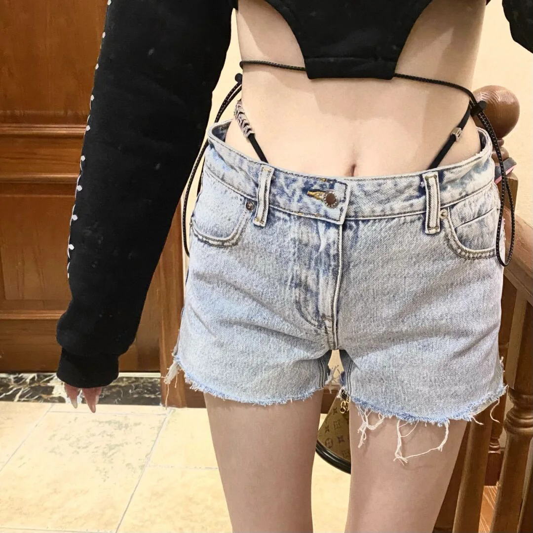 2024 AW Wang spring and summer new burlap inlaid diamond denim super short pants versatile a word high-waisted thin hot pants
2024 AW Wang spring and summer new burlap inlaid diamond denim super short pants versatile a word high-waisted thin hot pants