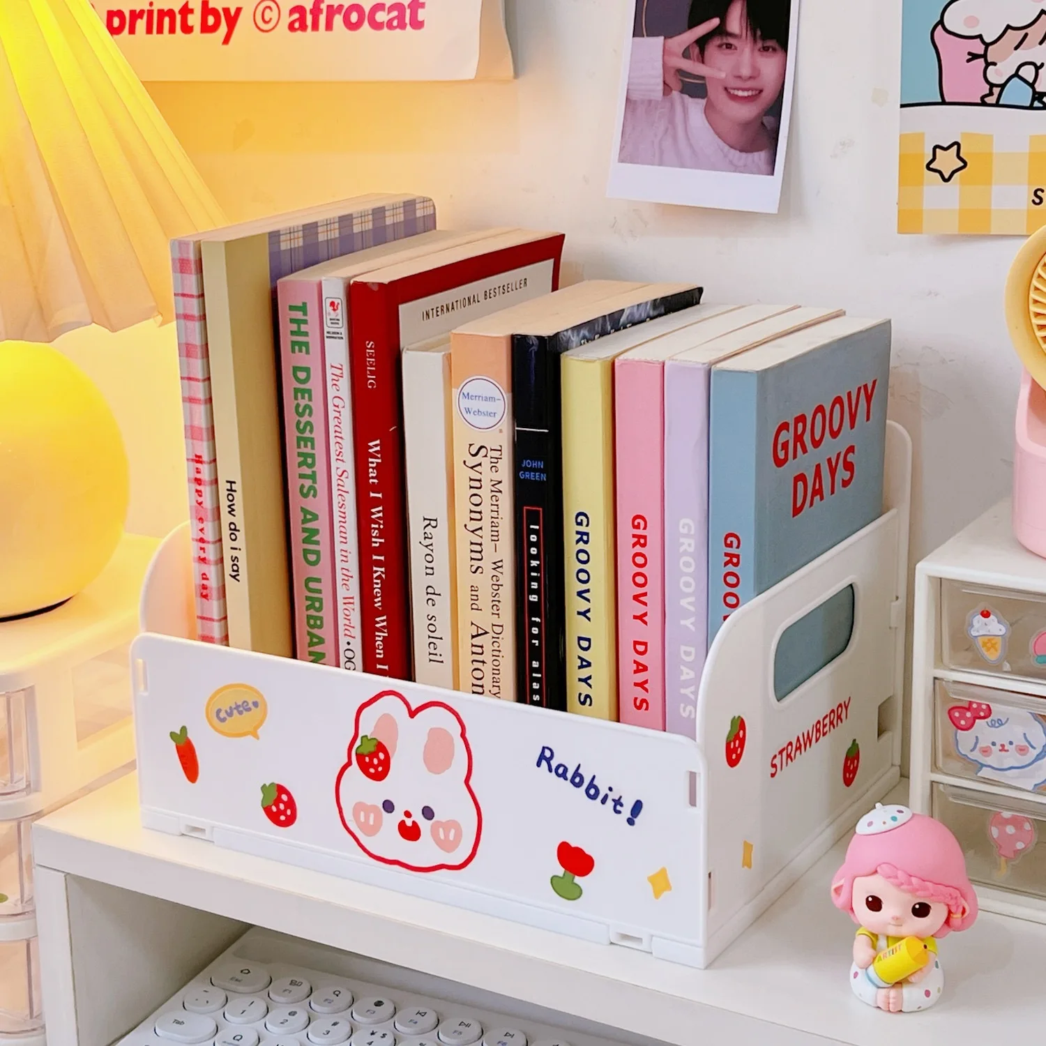 Kawaii многофункциональный Настольный ящик для хранения, Студенческая полка, маленький рабочий стол, искусственная косметика, канцелярская коробка, держатель для ручек
Kawaii многофункциональный Настольный ящик для хранения, Студенческая полка, маленький рабочий стол, искусственная косметика, канцелярская коробка, держатель для ручек