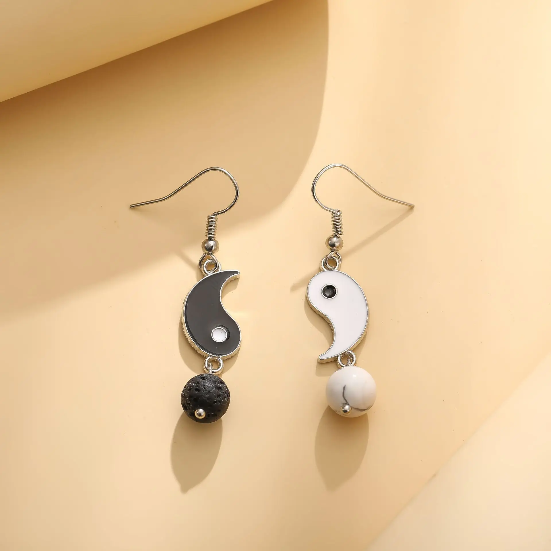 2022 New Simple Black and White Tai Chi Earrings Female Personality Retro Metal Oil Drip Earrings Accessories Drop Shipping
2022 New Simple Black and White Tai Chi Earrings Female Personality Retro Metal Oil Drip Earrings Accessories Drop Shipping
