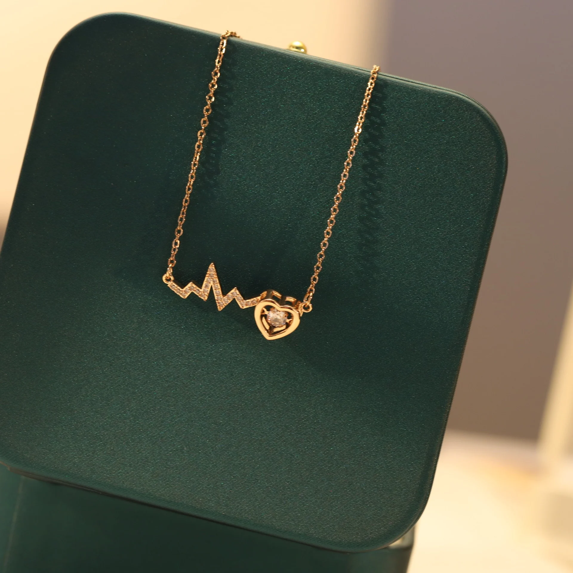 2022 Love Heart Movement Light Luxury Necklace Fashion Temperament Design Sense Not Fading Clavicle Chain Birthday Party Gifts
2022 Love Heart Movement Light Luxury Necklace Fashion Temperament Design Sense Not Fading Clavicle Chain Birthday Party Gifts