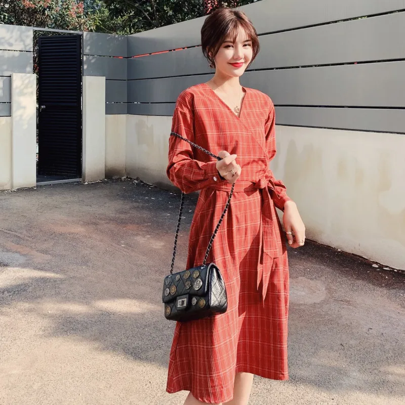 2022 Spring New Women's Wear V-Neck Long Sleeve Loose Foreign Style Plaid Long Skirt Slim And Age Reducing Fashion Dress
2022 Spring New Women's Wear V-Neck Long Sleeve Loose Foreign Style Plaid Long Skirt Slim And Age Reducing Fashion Dress