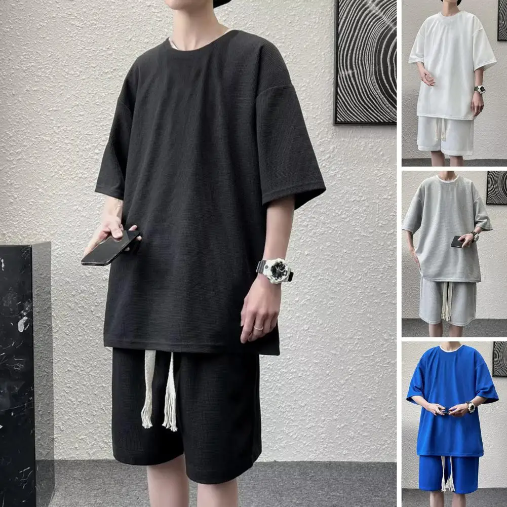 Спортивный костюм мужской однотонный, футболка с круглым вырезом и короткими рукавами, свободные шорты, комплект одежды из 2 предметов
Спортивный костюм мужской однотонный, футболка с круглым вырезом и короткими рукавами, свободные шорты, комплект одежды из 2 предметов