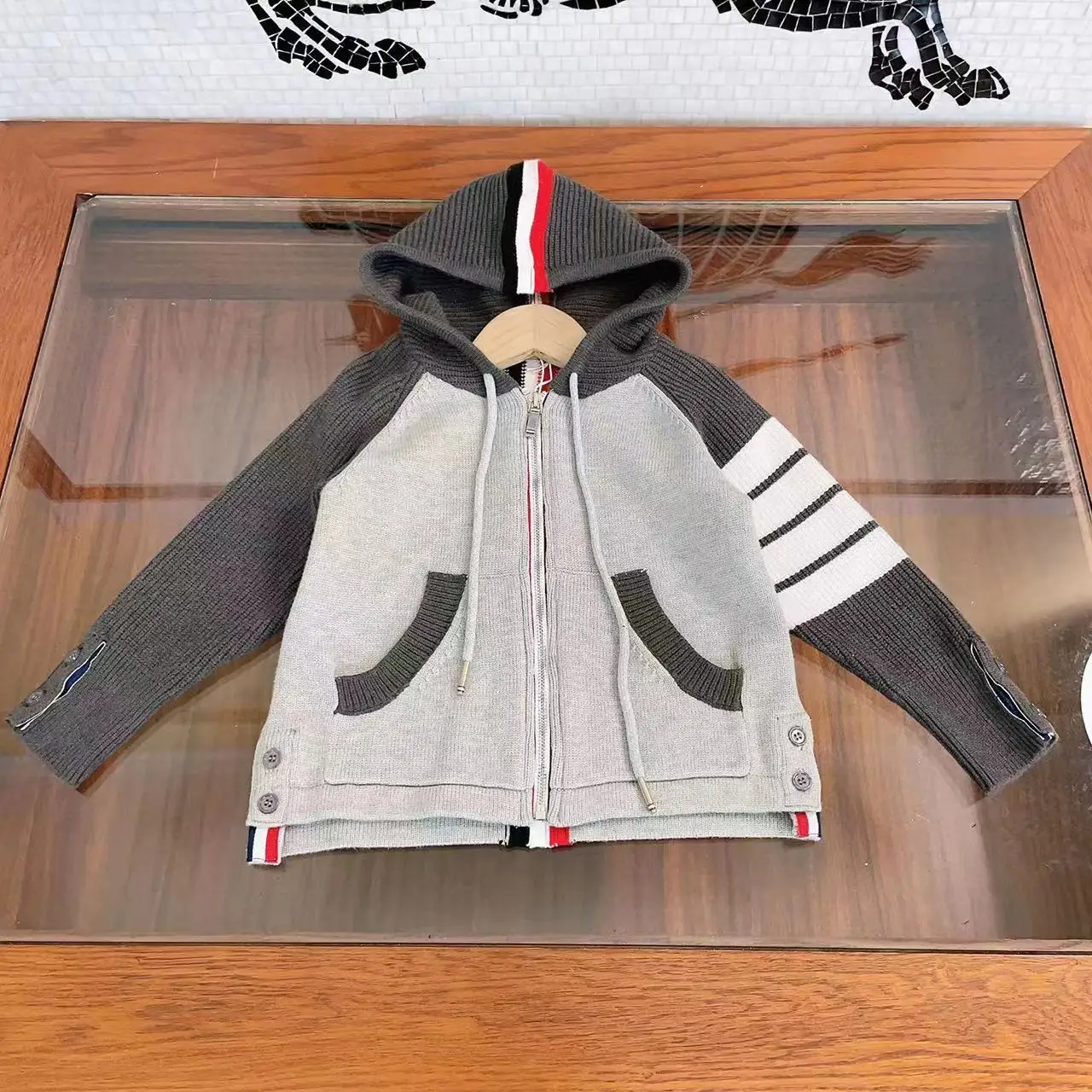 Designer's Children's Wear 2022 Early Autumn New Knitted Round Neck Pullover Sweater Fabric is soft and delicate, the same style
Designer's Children's Wear 2022 Early Autumn New Knitted Round Neck Pullover Sweater Fabric is soft and delicate, the same style