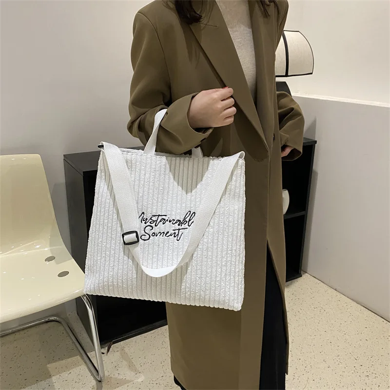 Solid Color Square Corduroy Handbag 2023 Autumn New Embroidery Tote Bag Large Capacity Shoulder Bag Fashion Messenger Bag
Solid Color Square Corduroy Handbag 2023 Autumn New Embroidery Tote Bag Large Capacity Shoulder Bag Fashion Messenger Bag